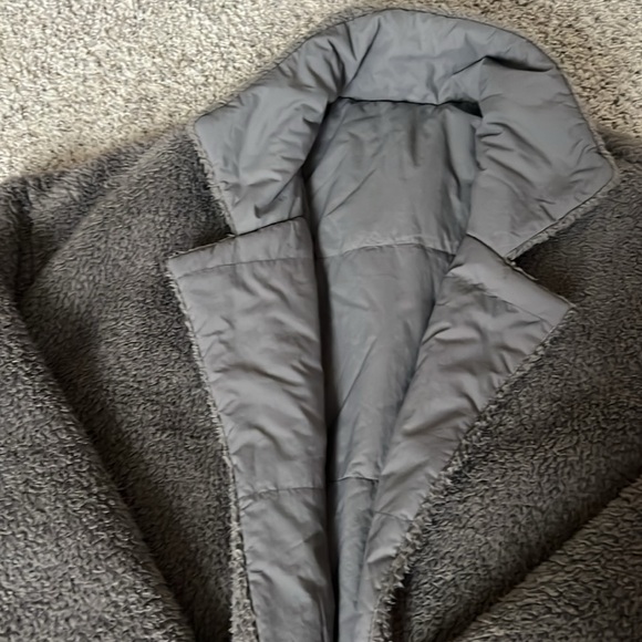 Vuori Cozy Sherpa Blazer Reversible
Worn twice. Like new - Picture 4 of 5